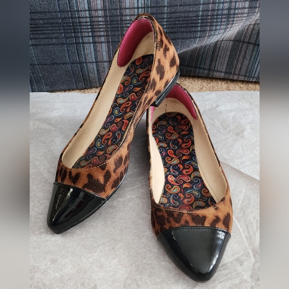 Nine Eest Leppard Print Flats - Picture 2 of 6